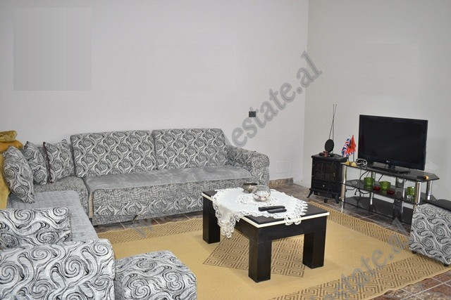 Apartament me qira ne rrugen Osmet ne zonen e Saukut ne Tirane.
Shtepia eshte pjese e nje vile 2-ka